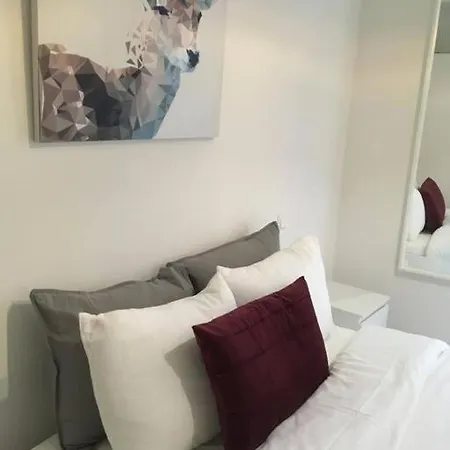 Apartment Trendy Modern 3 Beds In Convenient Location